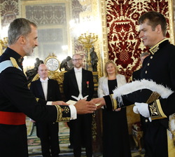 Su Majestad el Rey recibe la Carta Credencial de manos del embajador del Reino Unido de Gran Bretaña e Irlanda del Norte, Sr. Hugh Elliott