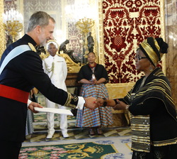 Su Majestad el Rey recibe la Carta Credencial de manos de la embajadora de la República de Sudáfrica, Sra. Thenjiwe Ethel Mtintso