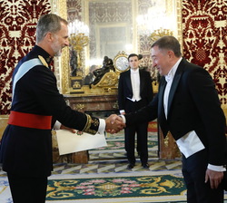 Su Majestad el Rey recibe la Carta Credencial de manos del embajador de la República de la República Unida de Turkmenistán, Sr. Berdymurat Redjepov