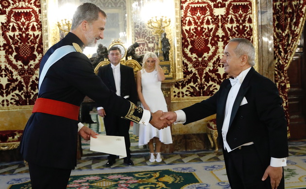 Su Majestad el Rey recibe la Carta Credencial de manos del embajador de la República de Armenia, Sr. Vladimir Kamirshalyan