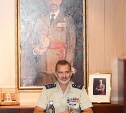 Don Felipe preside la sesión informativa en la Sala de Directores