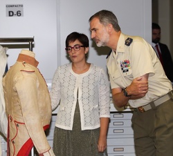 Don Felipe recibe explicaciones sobre uno de los trajes de época