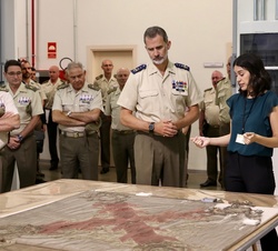 Don Felipe durante el desarrollo de la visita al Museo del Ejército, ante uno de los estandartes en restauración