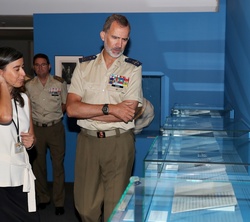 Don Felipe durante el recorrido de la exposición