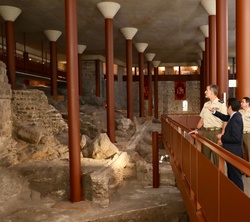 Su Majestad el Rey, durante la visita, observa las ruinas originales del Alcázar