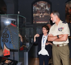 Don Felipe durante el desarrollo de la visita