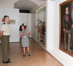 Don Felipe durante el desarrollo de la visita oberva uno de los retratos expuestos