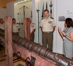 Su Majestad el Rey durante la vista al Museo del Ejército