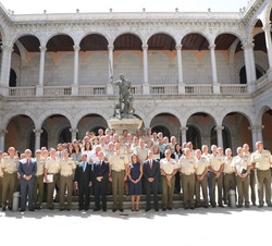 Su Majestad el Rey junto a las autoridades civiles, personal militar e invitados, en el Patio Carlos V del Museo del Ejército