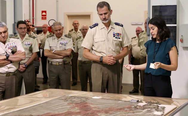 Don Felipe durante el desarrollo de la visita al Museo del Ejército, ante uno de los estandartes en restauración