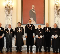 Su Majestad el Rey junto a los miembros de la Sala de Gobierno del Tribunal Supremo