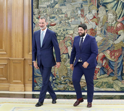 El Rey y el presidente López Miras se dirigen al despacho de Don Felipe, donde mantuvieron el encuentro