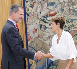 Su Majestad el Rey recibe el saludo de la presidenta de la Comunidad Foral de Navarra, María Victoria Chivite Navascués