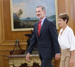Su Majestad el Rey y la presidenta de la Comunidad de Navarra, María Victoria Chivite Navascués se dirigen al despacho de Don Felipe, donde mantuviero