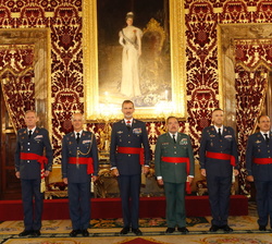 Su Majestad el Rey acompañado de un grupo de generales de división
