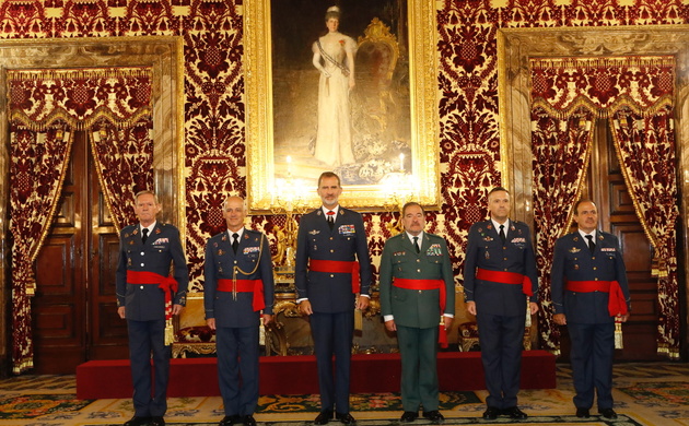 Su Majestad el Rey acompañado de un grupo de generales de división
