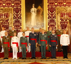 Su Majestad el Rey acompañado de un grupo de generales de brigada y contraalmirante