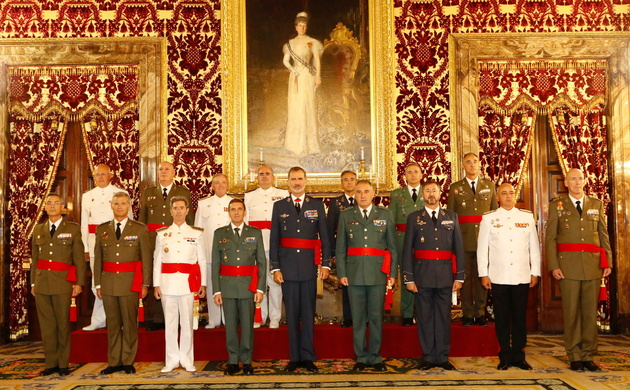 Su Majestad el Rey acompañado de un grupo de generales de brigada y contraalmirante