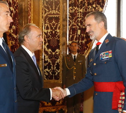 Su Majestad el Rey recibe el saludo de D. Carlos Damián Suárez Pérez acompañado del Coronel Retirado D. Robert Davis presidente y vicepresidente del C