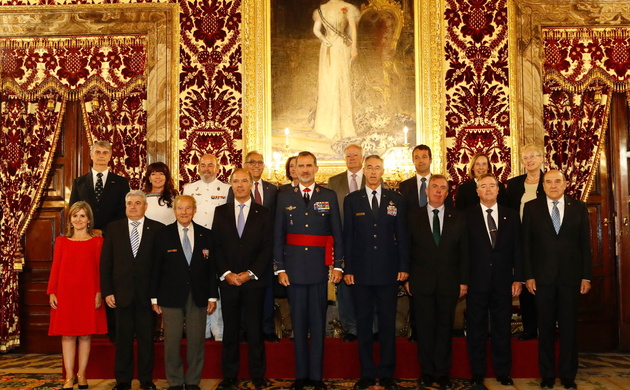 Don Felipe acompañado de una comisión del Capítulo de Madrid de la Liga Naval de los EE.UU.