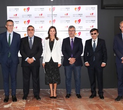 Su Majestad la Reina junto a los responsables de la ONCE y Servimedia
