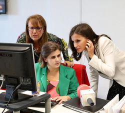 Su Majestad la Reina durante la visita a las instalaciones de Servimedia