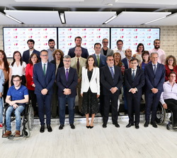 Su Majestad la Reina junto a los trabajadores de Servimedia