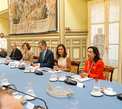 Sus Majestades los Reyes presiden la III reunión del Pleno de la Comisión Nacional para la conmemoración del V Centenario de la expedición de la prime