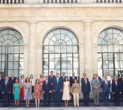 Sus Majestades los Reyes junto al presidente de la Junta de Andalucía, Juan Manuel Moreno, autoridades y miembros de la Comisión Nacional