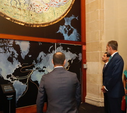 Don Felipe y Doña Letizia durante el recorrido por la exposición “El viaje más largo”, continuación del preámbulo “El Sueño: de la i