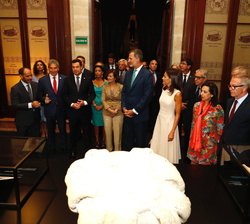 Los Reyes durante el recorrido por la exposición