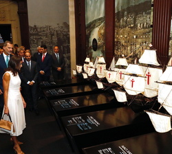 Don Felipe y Doña Letizia durante el recorrido por la exposición
