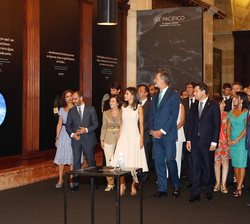 Sus Majestades los Reyes durante el recorrido por la exposición