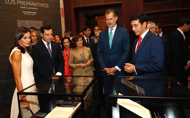 Don Felipe y Doña Letizia durante el recorrido reciben las explicaciones de uno de los comisarios de la exposición