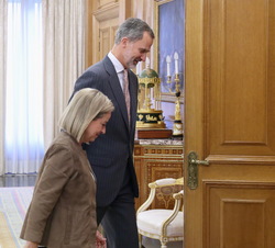Su Majestad el Rey se dirige a su despacho con la representante de Coalición Canaria-Partido Nacionalista Canario, Ana María Oramas González-Moro