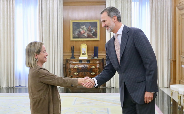 Su Majestad el Rey recibe el saludo de la representante de Coalición Canaria-Partido Nacionalista Canario, Ana María Oramas González-Moro