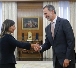 Su Majestad el Rey recibe el saludo de la representante de En Común-Unidas Podemos (Podemos-EU_Mareas en Común-Equo), Yolanda Díaz Pérez