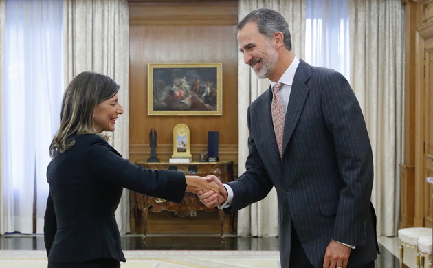 Su Majestad el Rey recibe el saludo de la representante de En Común-Unidas Podemos (Podemos-EU_Mareas en Común-Equo), Yolanda Díaz Pérez