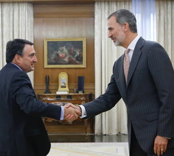 Su Majestad el Rey recibe el saludo del representante de Euzko Alderdi Jeltzalea-Partico Nacionalista Vasco (EAJ-PNV), Aitor Esteban Bravo