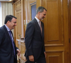 Su Majestad el Rey se dirige a su despacho con el representante de Euzko Alderdi Jeltzalea-Partico Nacionalista Vasco (EAJ-PNV), Aitor Esteban Bravo