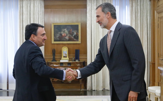 Su Majestad el Rey recibe el saludo del representante de Euzko Alderdi Jeltzalea-Partico Nacionalista Vasco (EAJ-PNV), Aitor Esteban Bravo