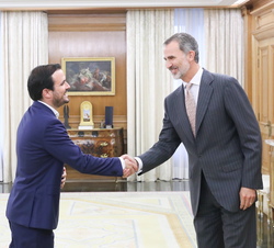 Su Majestad el Rey recibe el saludo del representante de Izquierda Unida (Unidas Podemos), Alberto Garzón Espinosa