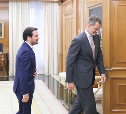 Su Majestad el Rey se dirige a su despacho con el representante de Izquierda Unida (Unidas Podemos), Alberto Garzón Espinosa