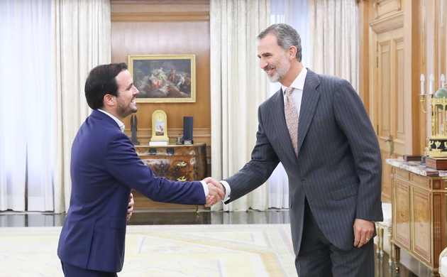 Su Majestad el Rey recibe el saludo del representante de Izquierda Unida (Unidas Podemos), Alberto Garzón Espinosa