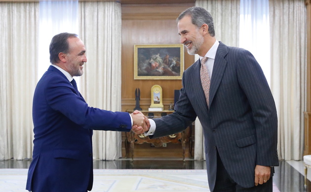 Su Majestad el Rey recibe el saludo del representante de Unión del Pueblo Navarro, Javier Esparza Abaurrea