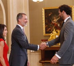 Su Majestad el Rey recibe el saludo del presidente de la Federación Española de Baloncesto, Jorge Garbajosa Chaparro