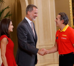 Su Majestad el Rey recibe el saludo del Seleccionador Nacional de Baloncesto, Sergio Scariolo