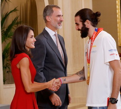Su Majestad la Reina recibe el saludo del jugador de la Seleccion Nacional de Baloncesto, Ricky Rubio