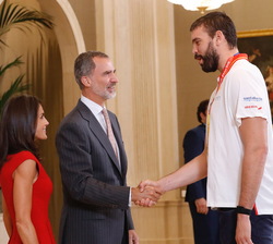 Su Majestad el Rey recibe el saludo del jugador de la selección nacional de baloncesto, Marc Gasol