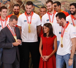 Los jugadores de la Selección Nacional de Baloncesto colocan la medalla de oro a Su Majestad el Rey